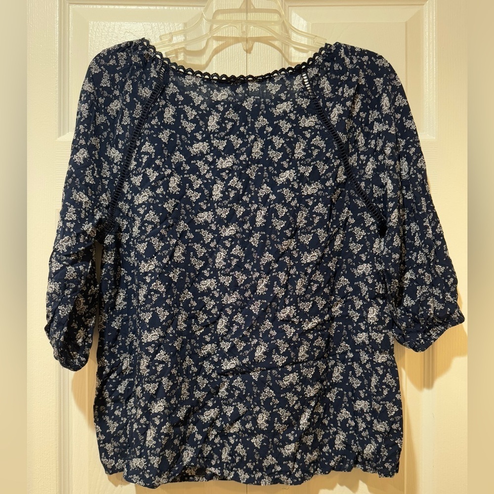 Cozy casual Floral Navy Women's Top with open detail. Size M. VGUC - Picture 3 of 10